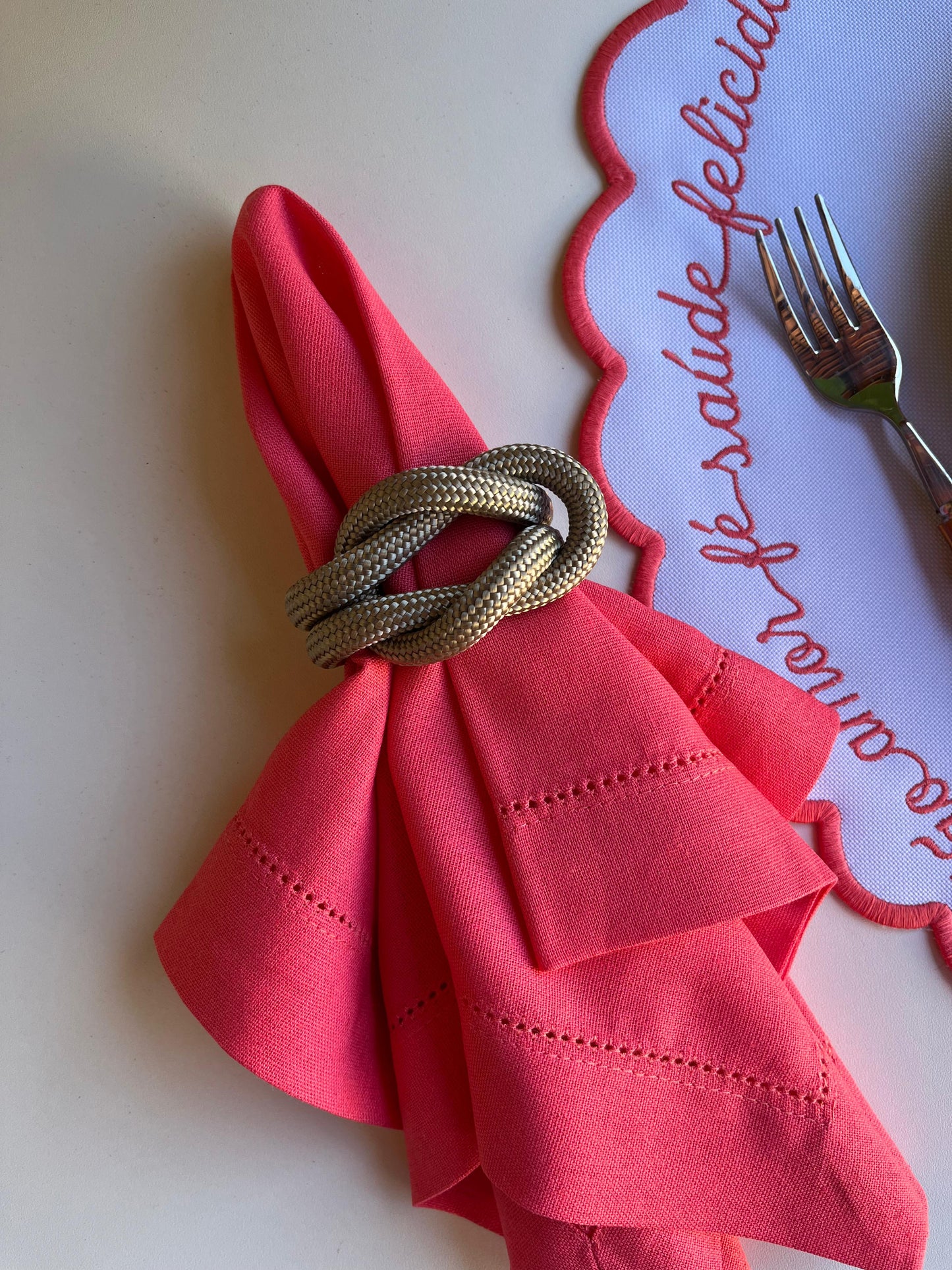 Round Placemat with Inspirational Embroidery Coral