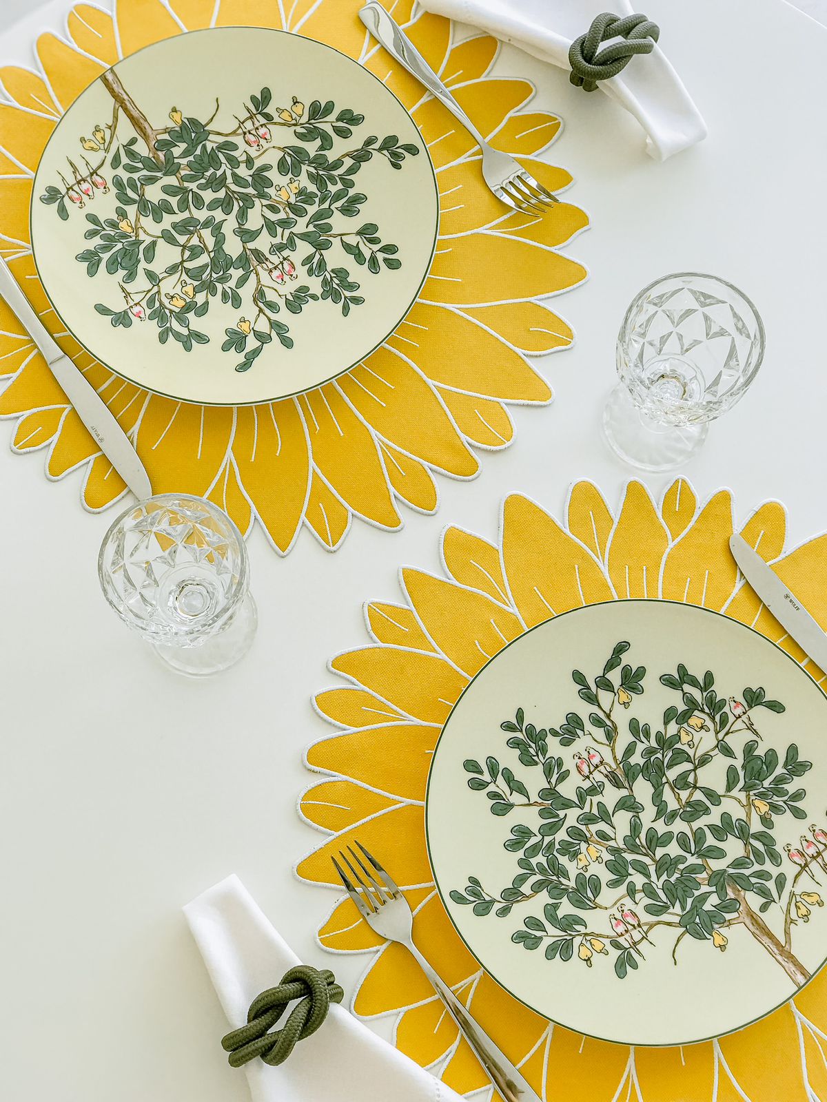 Round Placemat with Sunflower Design