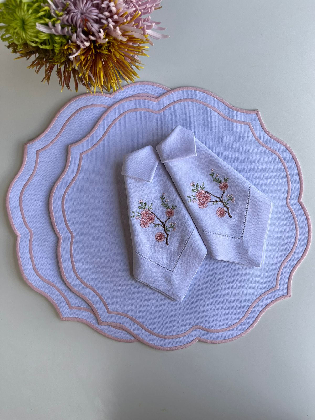 Round Placemat with Delicate Edges