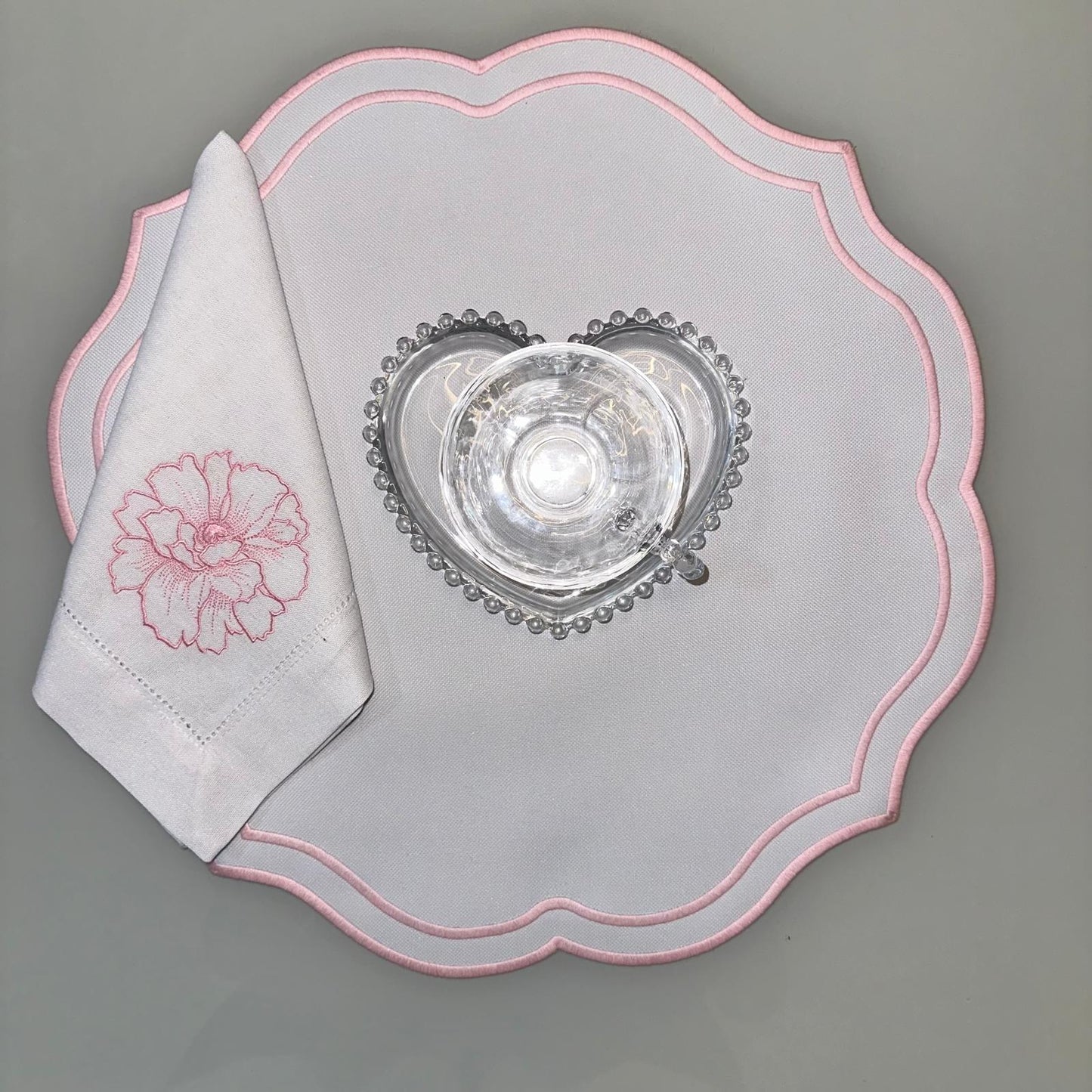 Round Placemat with Delicate Edges