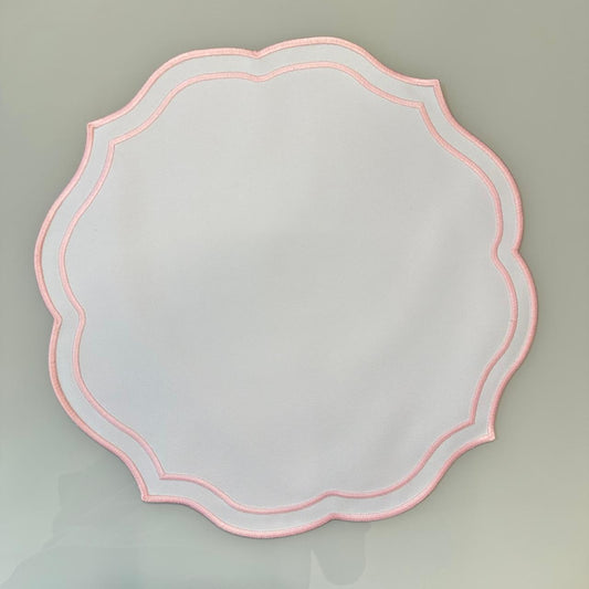 Round Placemat with Delicate Edges